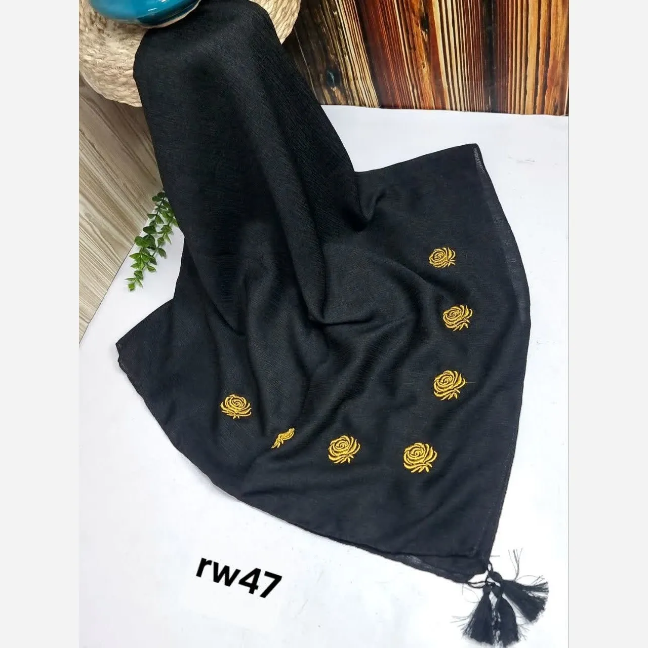 روسری مشکی کریشه درختی قواره 140 گلدوزی رز طلایی منگوله دوردوخت