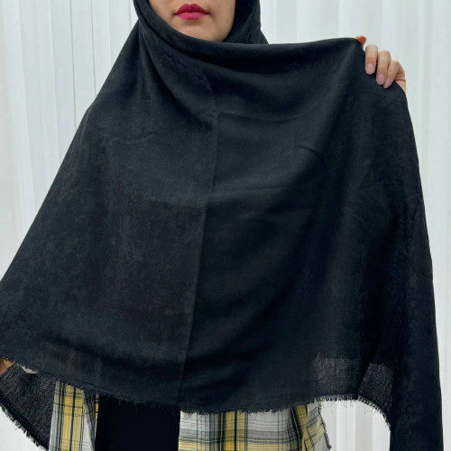 روسری ژاکارد مشکی مدل پتینه سایز 138x138 سانت پرز نمیده سُر نمیخوره