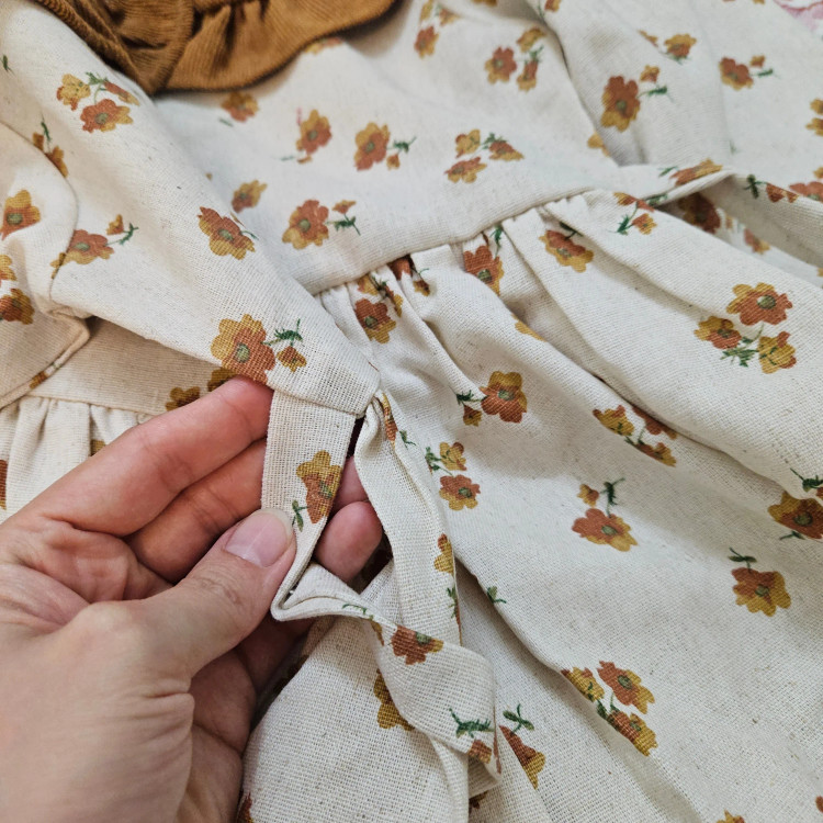 پیراهن دخترانه پاییزه لینن یقه کبریتی مجلسی آستین پرنسسی کرم سایز 2 تا 9 سال