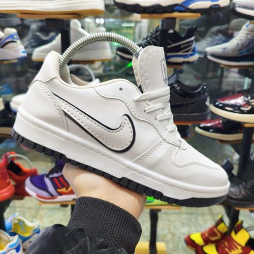 کتونی نایک مردانه سفید مشکی مدل کلاسیک و راحت مناسب پیادهروی و استفاده روزمره