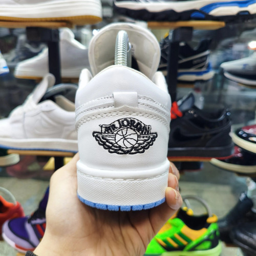 کتونی نایک جردن سفید با زیره آبی مدل اسپرت و روزمره