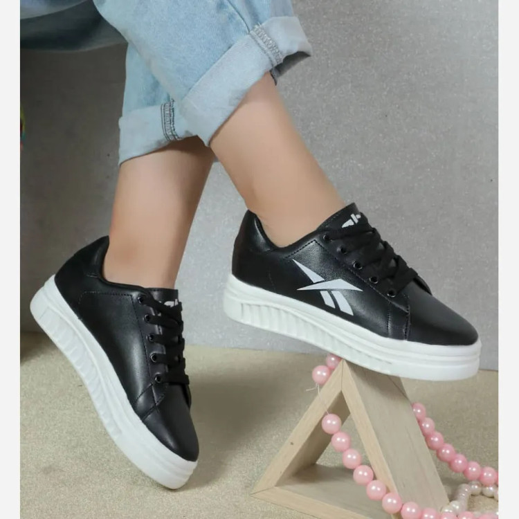 ونس ربوک زنانه سفید و مشکی رویه چرم صنعتی زیره پلیمر سایزبندی 37 تا 40