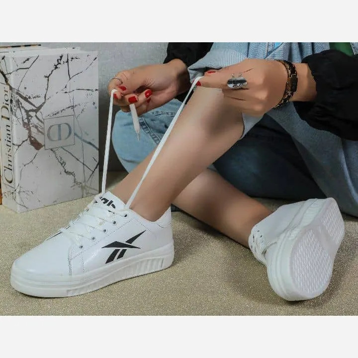 ونس ربوک زنانه سفید و مشکی رویه چرم صنعتی زیره پلیمر سایزبندی 37 تا 40