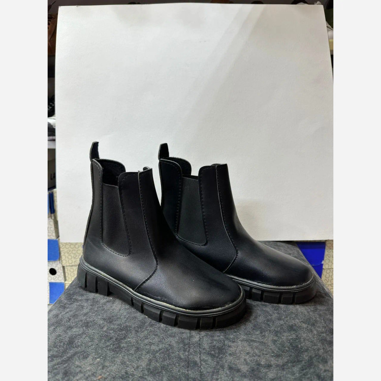 نیم بوت زنانه طرح برشکا بغل کش چرم صنعتی سایز 37