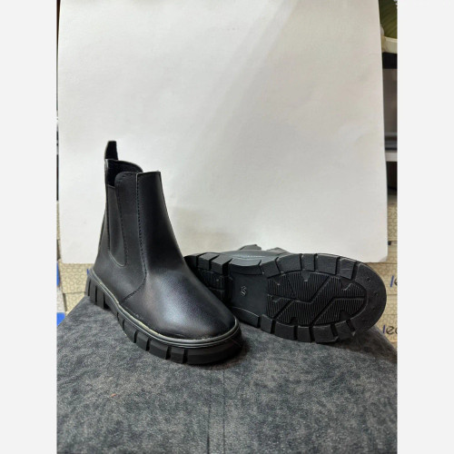 نیم بوت زنانه طرح برشکا بغل کش چرم صنعتی سایز 37